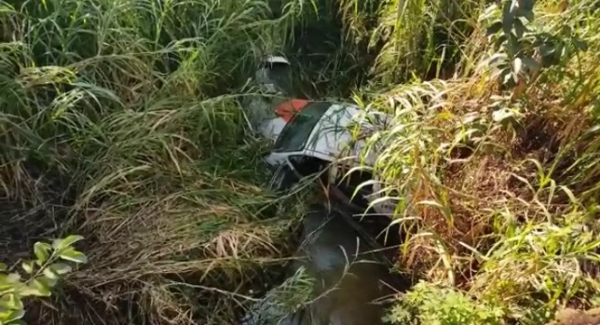 Foto 2 de 3 — Viatura da PM desvia de carro na contramão de rodovia e cai em ribanceira